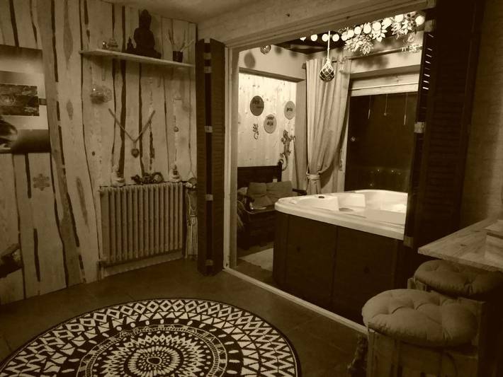 Gîte pour 2 personnes, avec sauna ainsi que jardin et jacuzzi à Allègre