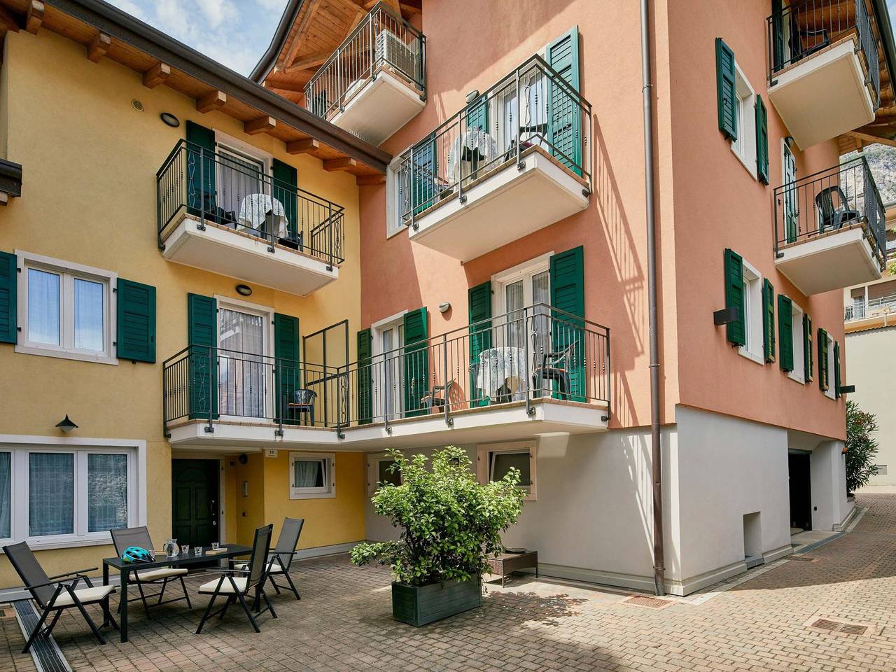 Hel lejlighed, Schönes Dachgeschosszimmer mit großem Balkon in Riva del Garda, Garda-Fjellene