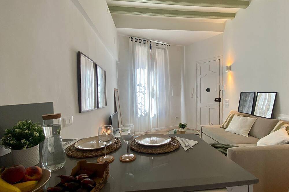 Entire apartment, Nice 1 bedroom apartment with small inner courtyard 10 min. from the beach in Mataró, Costa del Maresme