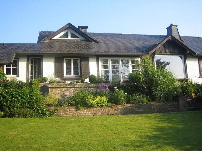 Ferienhaus für 8 Personen, mit Terrasse und Garten sowie Seeblick und Ausblick in Langscheid (Sorpesee)
