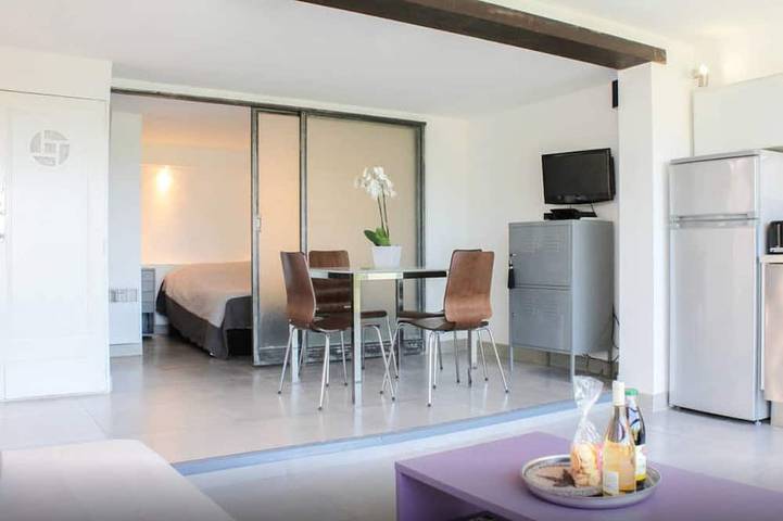 Ganze Wohnung, Cassis Großes Studio, Terrasse, Dorf und Strand zu Fuß, privater Parkplatz in der Provence in Cassis, Nationalpark Calanques