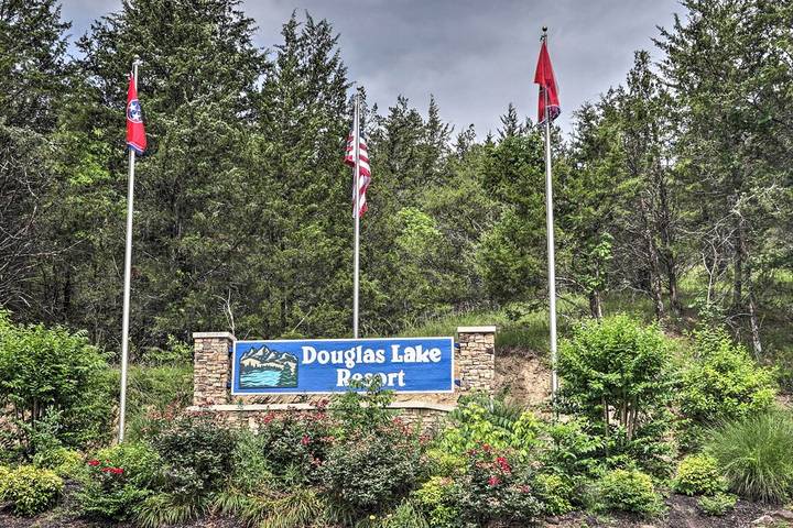 Log cabin for 8 people, with pool and balcony as well as hot tub and yard in Douglas Lake