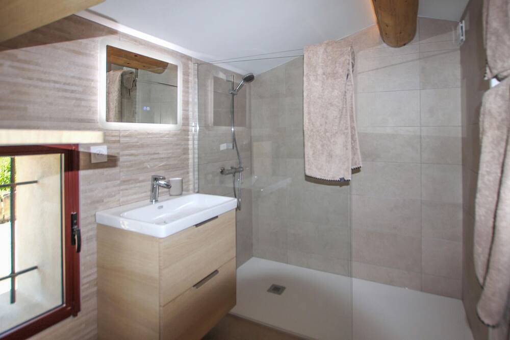 Nice home in Mazan with house a panoramic view in Mazan, Parc naturel régional du Mont-Ventoux