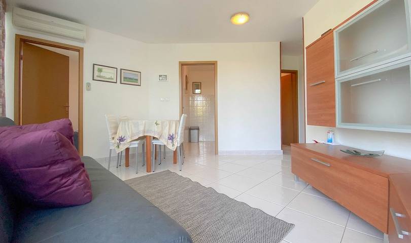 Ganze Wohnung, Charmantes Apartment nur 80 Meter bis zur blauen Adria mit privatem Balkon, Klima, Wifi in plaža Zambratija, Zambratija
