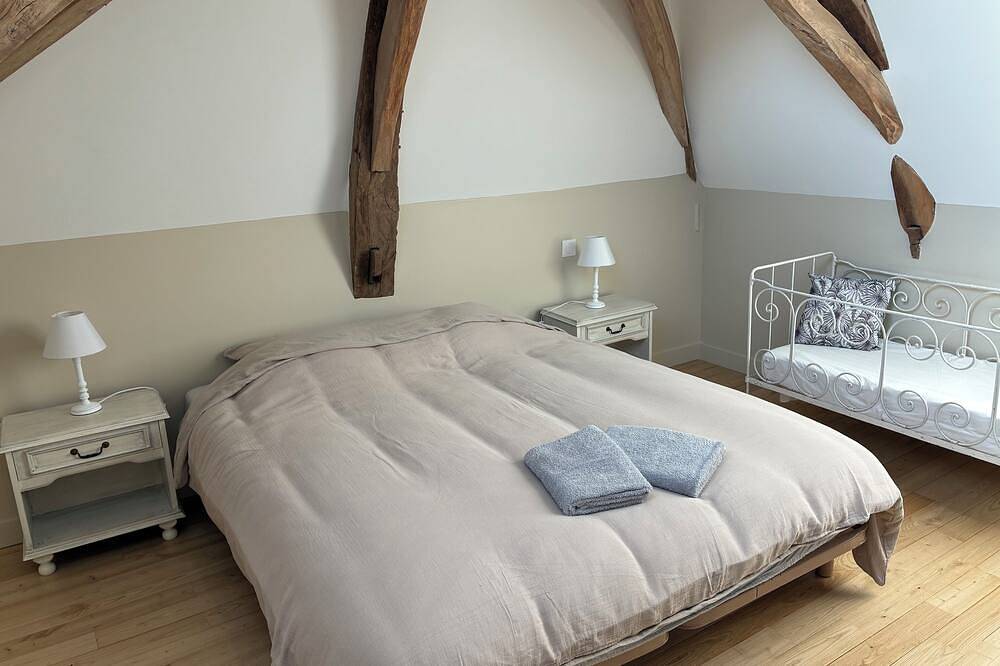 Maison (12 personnes) à Jupilles, entre Le Mans et Tours, à 28km du Circuit. in Jupilles, Sarthe