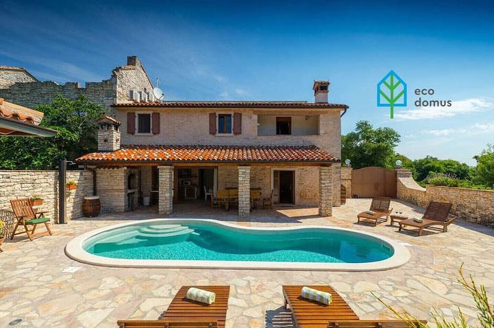 Ferienhaus für 6 Personen, mit Balkon und Garten sowie Pool in Sajini