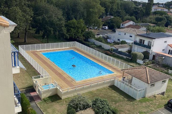 Location de vacances pour 4 personnes, avec terrasse et piscine dans Pontaillac