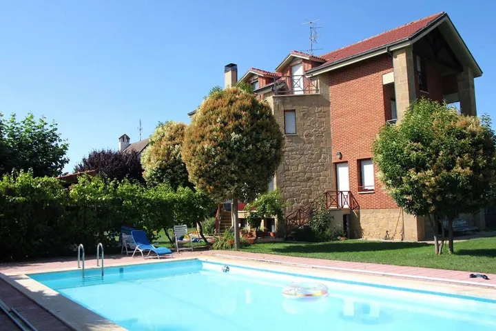 Ferienhaus für 11 Personen, mit Garten und Ausblick sowie Pool - 1