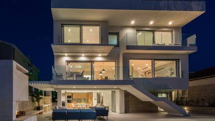 Ferienhaus für 10 Personen, mit Balkon und Garten in Petrcane