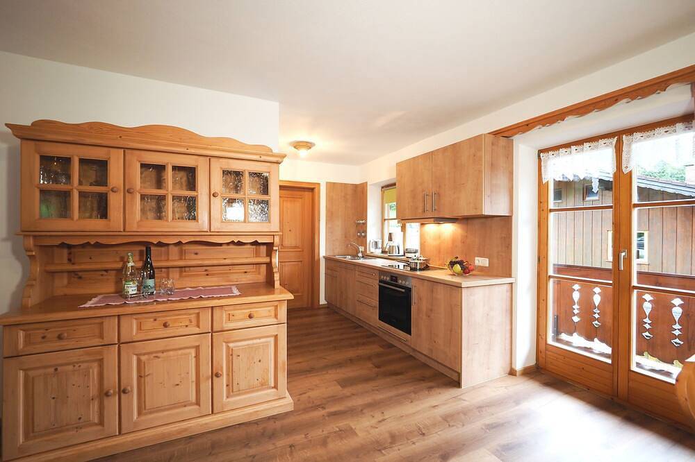 Ganze Wohnung, Ferienwohnung Nr. 2, 2-4 Personen, 42 qm, Balkon, Schlafzimmer+Wohnküche mit Schlafcouch in Hintersee, Ramsau bei Berchtesgaden