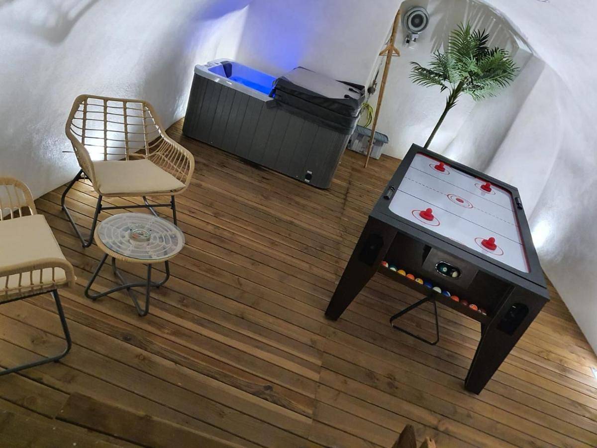 Appartement entier, Le Menhir 2 Jacuzzi Spa Terasse Barbecue in La Roche-Blanche, Parc naturel régional des Volcans d'Auvergne