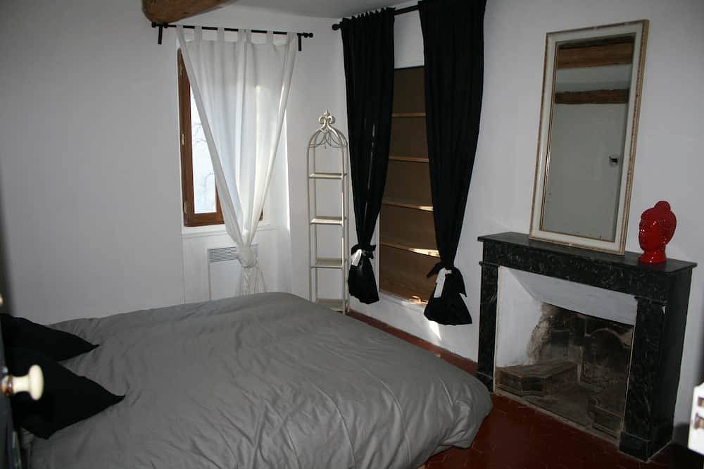 House Jo-Li, village house founded around the Castle of Margon. in Margon, Béziers region