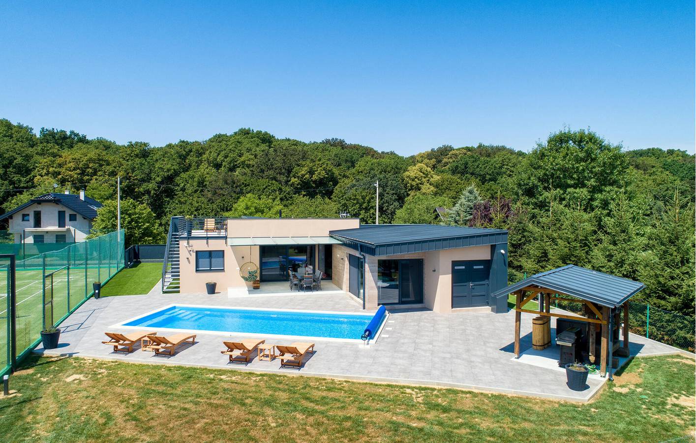 Modernes Apartment mit Pool, Terrasse und WLAN – der perfekte Urlaubsort! in Koprivnica-Krizevci