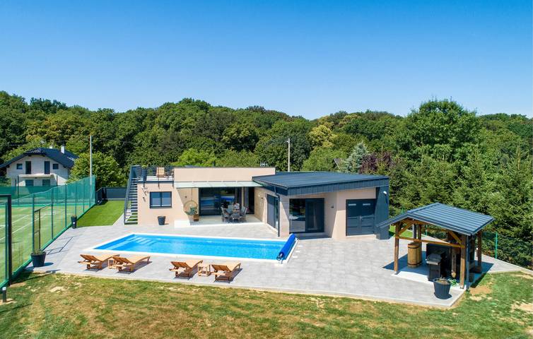 Modernes Apartment mit Pool, Terrasse und WLAN – der perfekte Urlaubsort! in Koprivnica-Krizevci