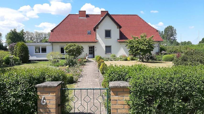 Ferienwohnung für 2 Personen, mit Terrasse und Garten sowie Ausblick in Dolgen am See