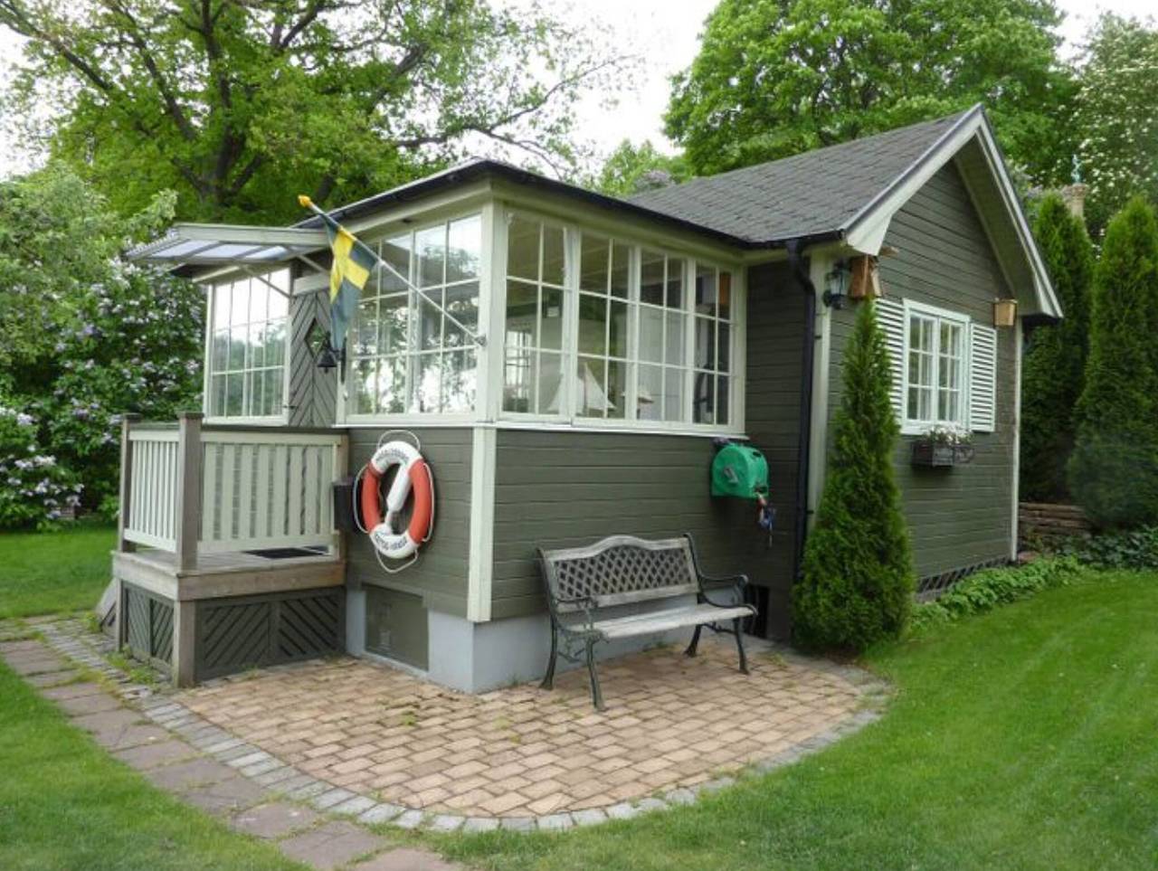 Serene lakeside cabin next to the sea just 10 minutes from Stockholm city! in Swedish Baltic Sea