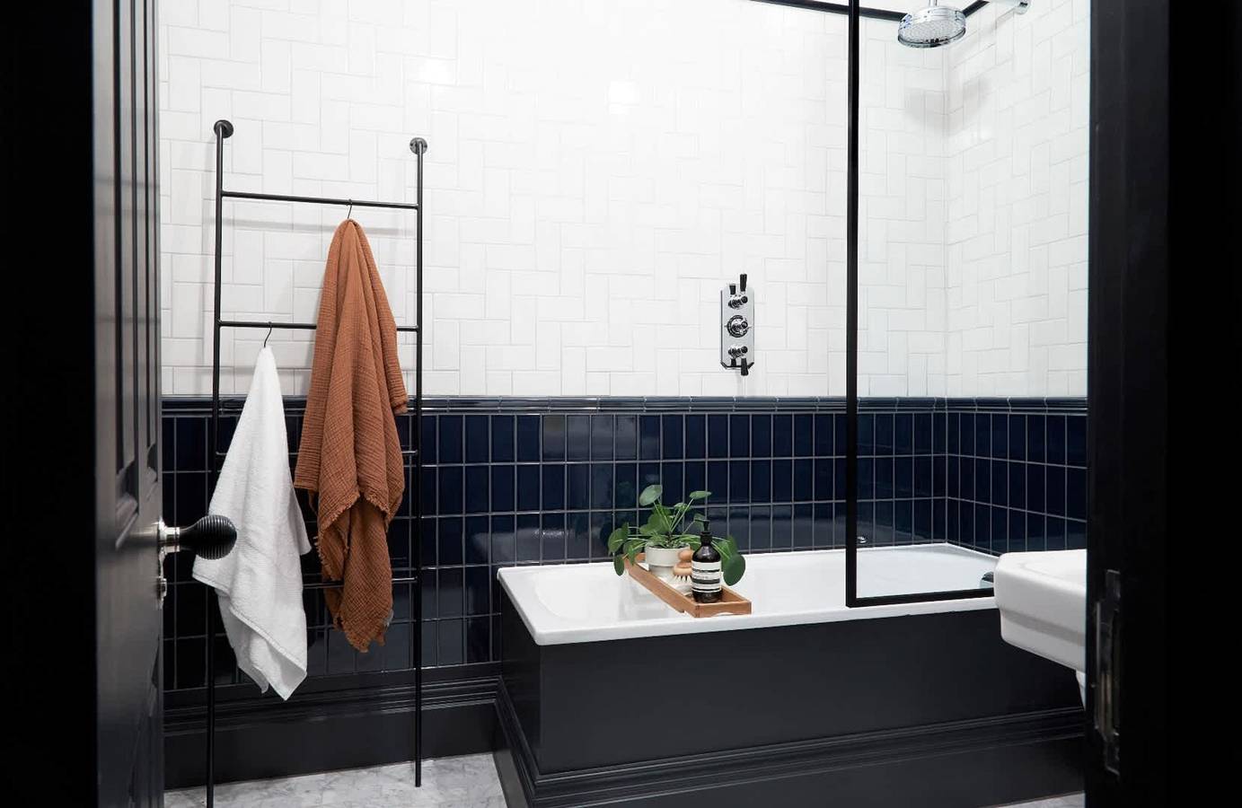 Entire studio, Contemporary Studio - minutes from Angel Tube St  in Islington, London