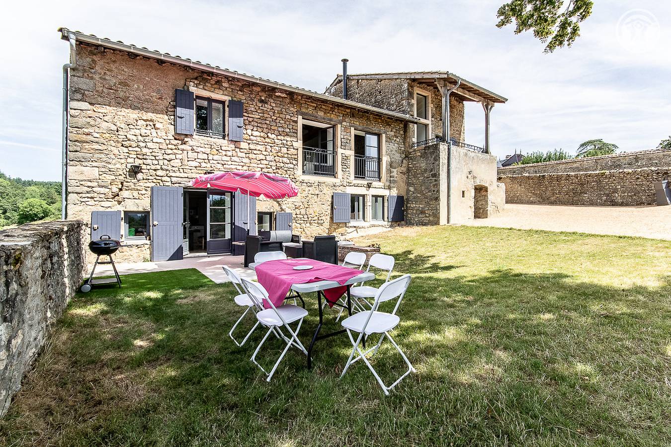 Gîte pour 9 Personnes dans Berzé-le-Châtel, Région de Mâcon