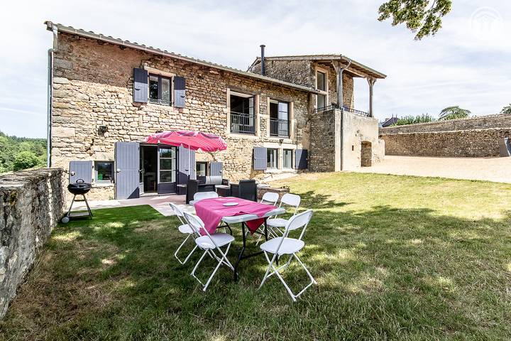 Gîte pour 9 personnes, avec jardin et terrasse dans Berzé-le-Châtel