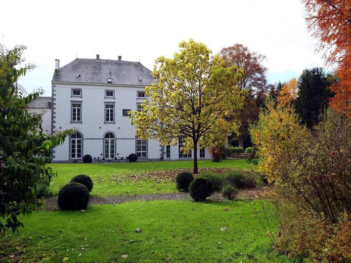 Location de vacances pour 30 personnes, avec piscine ainsi que sauna et jardin à Mettet