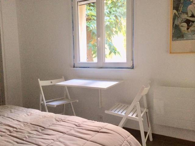 Chambre indépendante avec terrasse privée et piscine in Nîmes, Région de Nîmes
