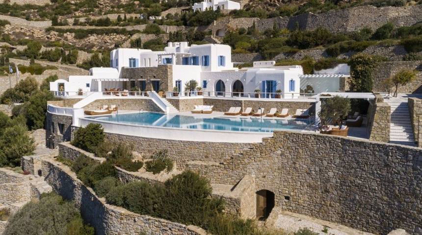 Villa for 12 people, with terrace and garden as well as hot tub and sauna in Mykonos