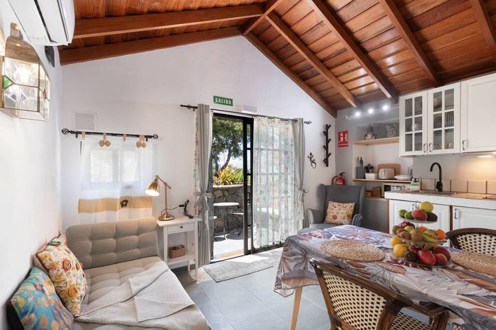 Holiday Home 'Villa 5 El Pajerito De Los Bejeques' with Wi-Fi and Air Conditioning in Las Manchas, Los Llanos de Aridane
