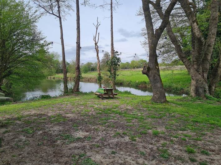 Location de vacances pour 2 personnes, avec terrasse et vue sur le lac ainsi que jardin et vue à Saint-Sulpice-de-Faleyrens - 4