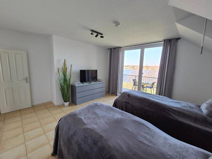 Ferienwohnung für 2 Personen, mit Balkon und Terrasse sowie Seeblick und Ausblick