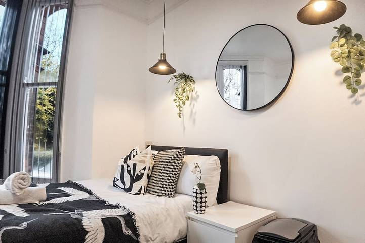 Entire apartment, Chic & Cosy Studio | Stylish New Build in Birmingham in Birmingham, Birmingham Area