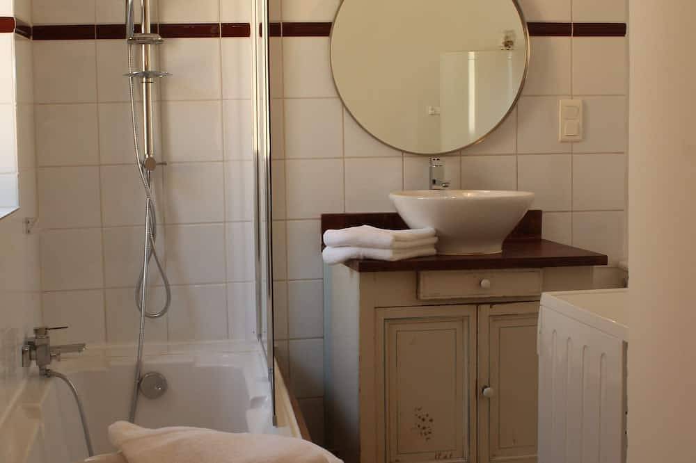 Appartement entier, Appartement de deux chambres de charme au cœur de Lourmarin. Très bien situé in Lourmarin, Parc naturel régional du Luberon