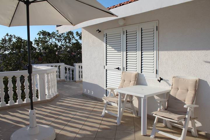 Apartament wakacyjny dla 2 osób, z balkon/ taras w Pirovac