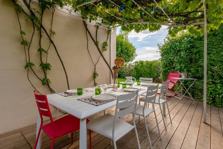 Location de vacances pour 6 personnes, avec terrasse ainsi que jardin et piscine, adapté aux familles à Écully - 4