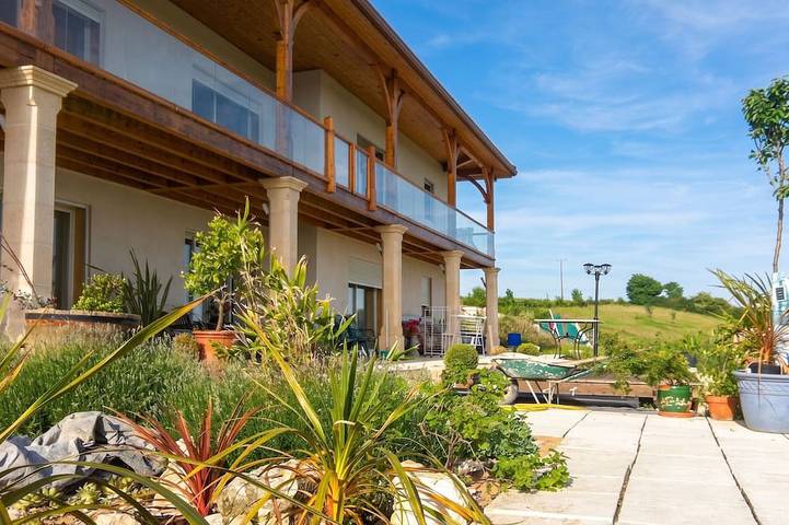 Gîte pour 5 personnes, avec balcon ainsi que jacuzzi et jardin à Catonvielle