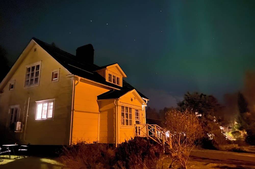 Haus an der Hummelbucht vor Schären und dem Skuleskogen Nationalpark, Hohe Küste in Nätra, Angermanland