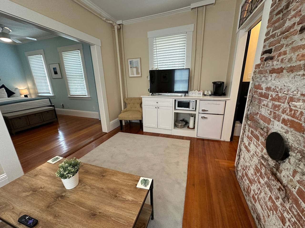 Ganze Wohnung, Exposed Brick Suite 1 Bed/ 1 Bath/ Pullout Sofa in Newport, Newport County