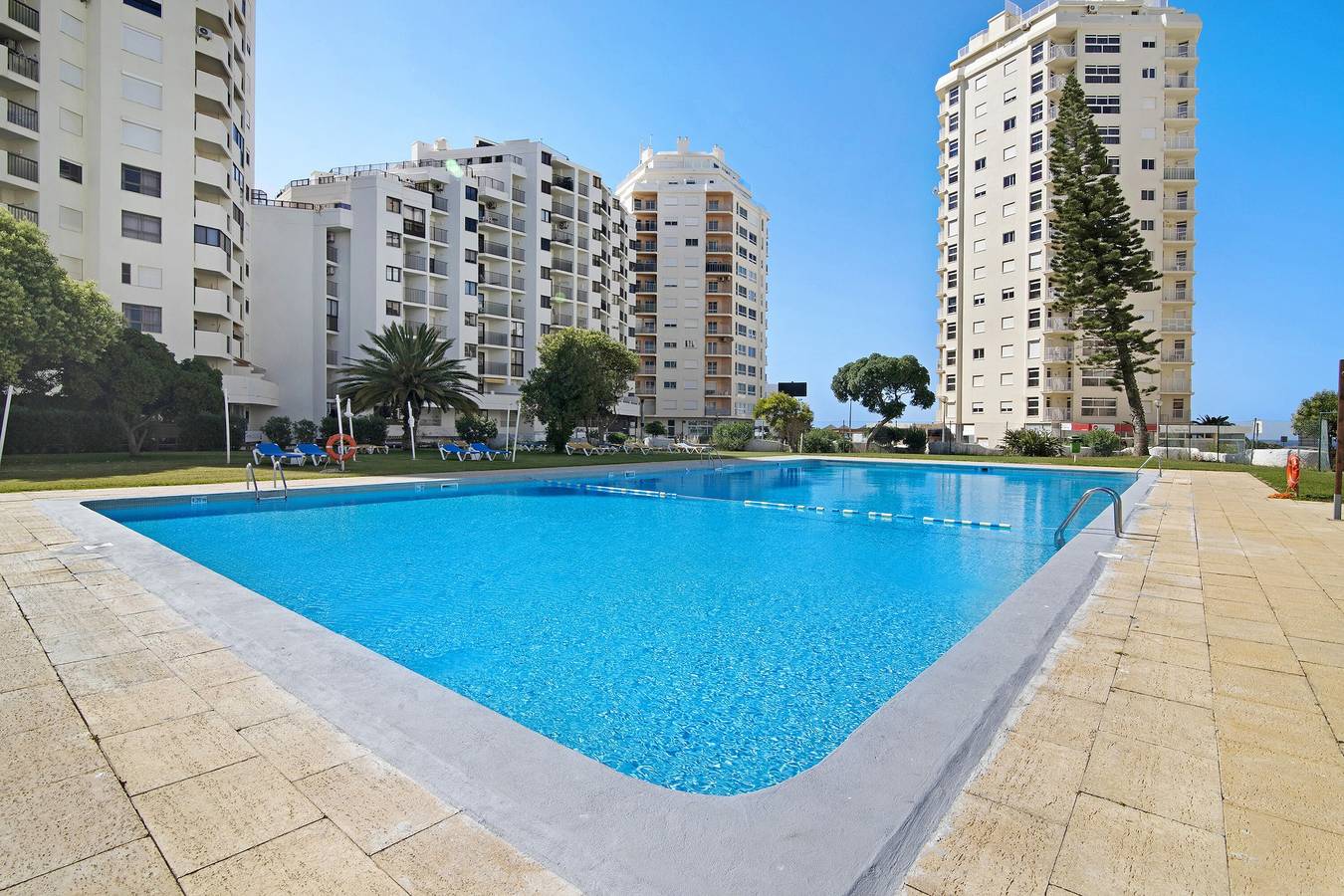 Appartement entier, Appartement Nau Bérrio 5ºd - Vue Mer avec A/C, Wi-Fi, Jardin & Balcon in Armação de Pêra (costa), Armação de Pera