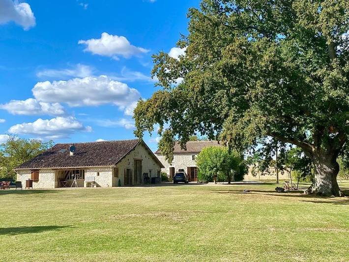 Location de vacances pour 4 personnes, avec piscine ainsi que vue et jardin, adapté aux familles à Moustier