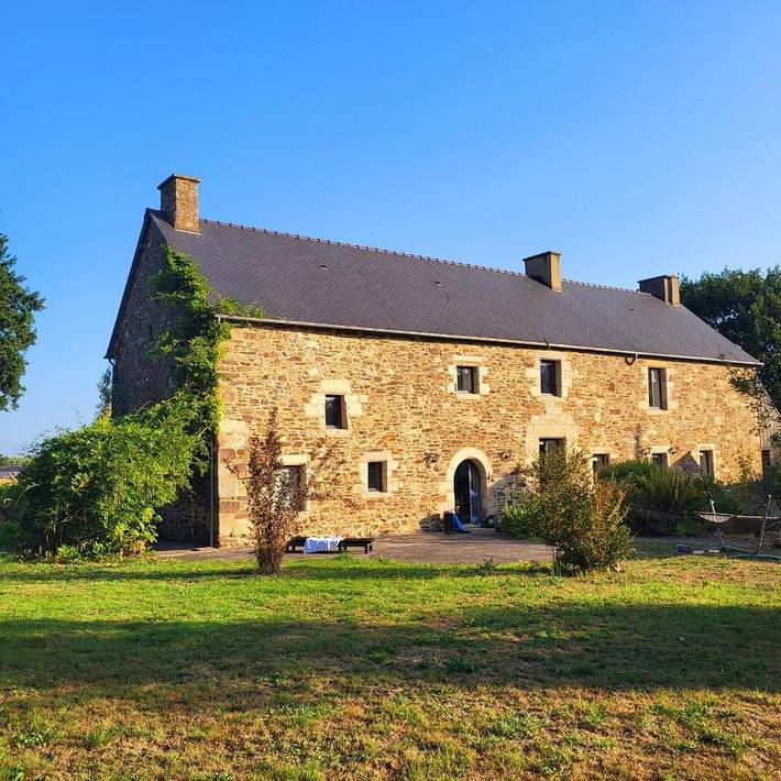 Location de vacances pour 12 personnes, avec Jacuzzi et Terrasse ainsi que Jardin et Bassin pour enfant à Plénée-Jugon