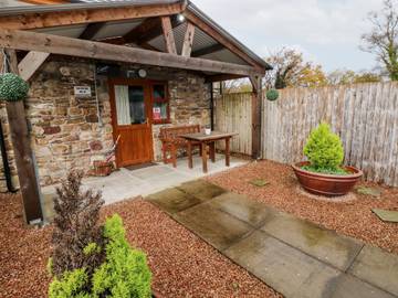Hut for 2 People in Mid-Wales, Powys, Photo 1