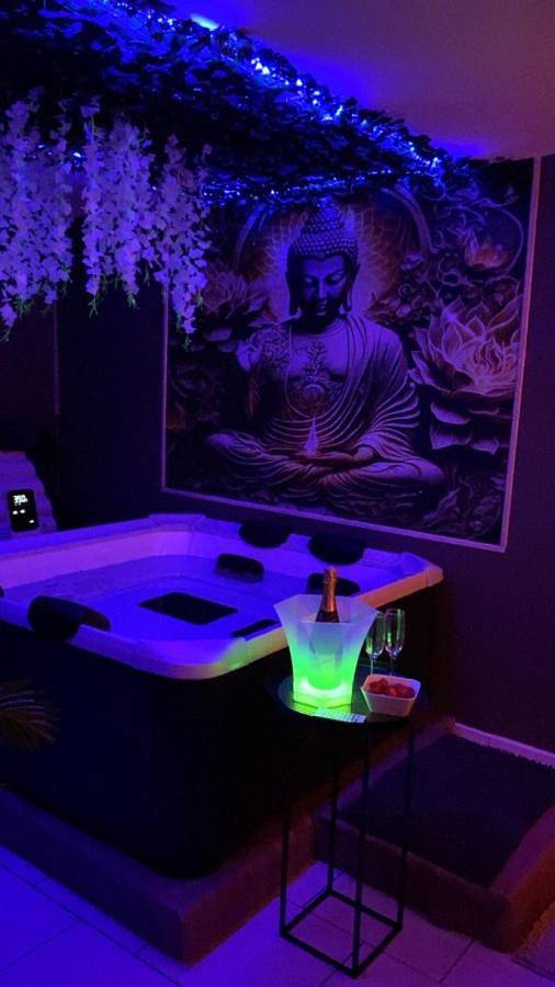 Gîte pour 2 personnes, avec Jacuzzi et Terrasse à Vieux-Condé