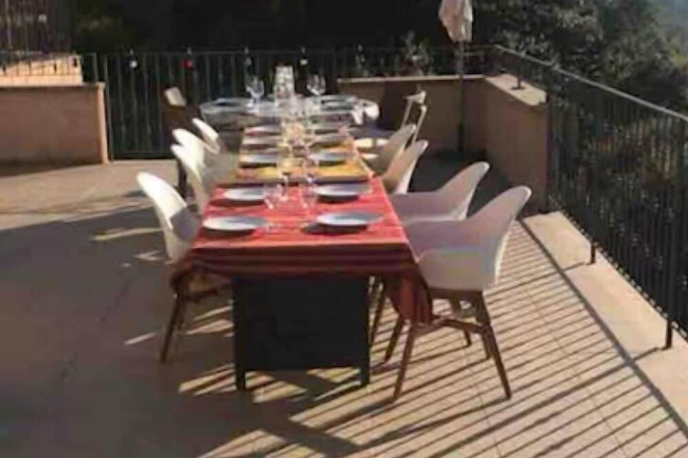 Panoramic sea and mountain views, sleeps 2 to 10 in Sollacaro, Arrondissement de Sartène