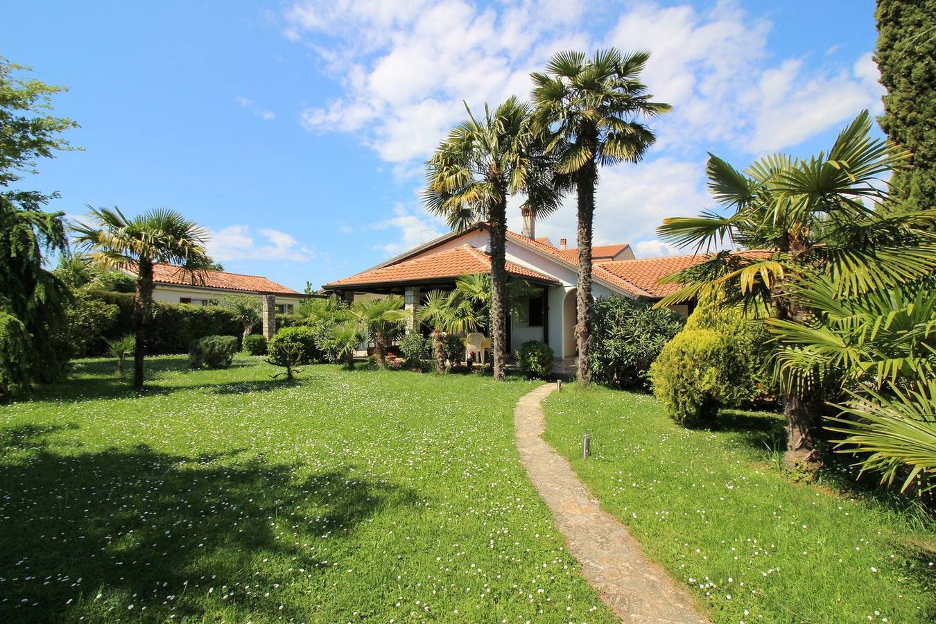Hundefreundliches Ferienhaus mit mediterranem Garten und nur 650 Meter zum Strand in Mali Maj, Grad Poreč