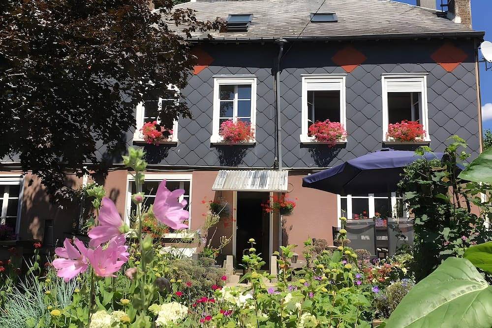 Chambre d’hôtes « La Fosse Bleue, Écureuil » avec terrasse partagée in Signy-l'Abbaye, Ardennes