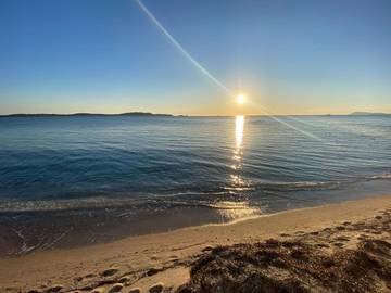 Gîte pour 2 personnes, avec terrasse et vue dans Plage Des Pesquiers Hyeres