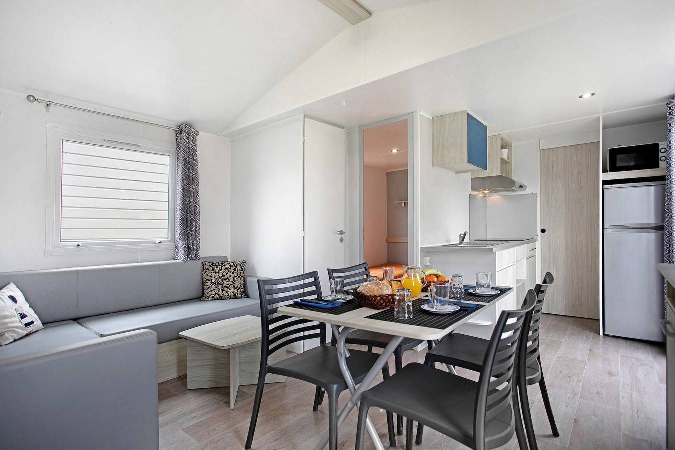 Chalet 'Bungalow T2 I I- 15 Min. von Nazaré' mit Gemeinschaftspool und privater Terrasse in Leiria District