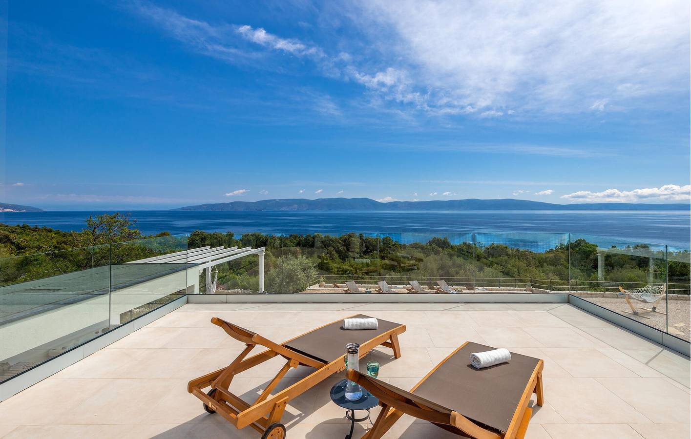 Stilvolle 2-Zimmer-Wohnung mit Pool, WLAN, 1,5 km vom Strand entfernt in Raša, Ostküste Istrien