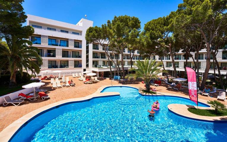 Hotel für 3 Personen, mit Balkon und Whirlpool sowie Terrasse und Garten in Cala Agulla