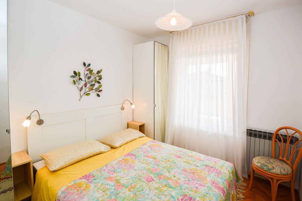 Entire apartment, Holiday apartment with balcony and Tv-Sat in Pula, Pula-Medulin