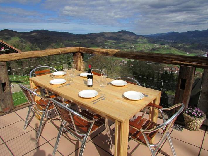 Casa rural para 5 personas, con sauna además de vistas y terraza en Larraul